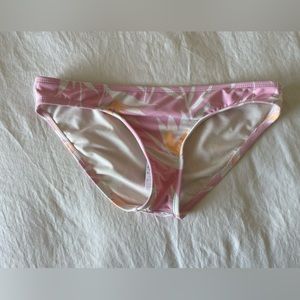 Low waisted billabong bikini bottoms